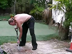 BBW in Dessous verführt einen Garten worker