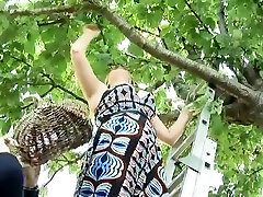 Samantha, cette jolie blonde venue pour prendre des cerises dans sa petite robe coquine excite Papy, et se prend deux bites dures dans la cabane.