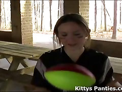 Kitty giocare in una maglia da calcio e minigonna