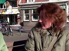 Manuela plukt een vreemde man van straat om te neuken.