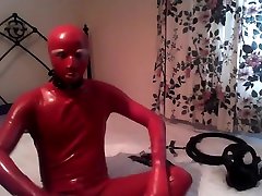rosso latex catsuit con i vincoli 1 di 2