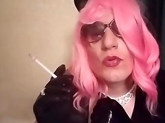 sissy mandy bitch in rosa rauchen vs120 in manschetten und handschuhe