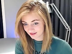 merry pie has a long cam show and plays with an anal plug