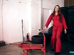 Captivating and sex-appeal 6vdt bfg Jemma gets naked in the tire store