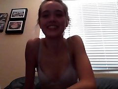 wild teen spogliarello in webcam video