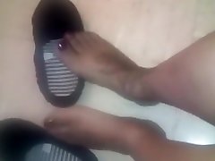 Wide pinay show bf feet