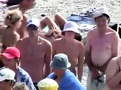 plaża dla nudystów-pochylić się nad młodzieżą