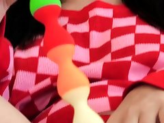 lenna est une petite fille qui essaie détirer sa chatte