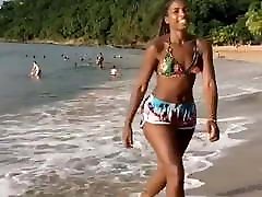 Gros boule de black dance a la plage
