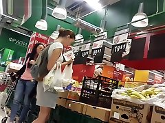 college-mädchen mit einem rucksack in der upskirting video