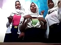 3 Siswi SMP Jilbab Lesbi di Kamar Mandi 3 Siswi SMP Jilbab Lesbi di Kamar Mandi