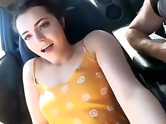 chica caliente se masturba mientras le lavan el coche