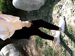 चीनी लड़की मोच पैरों में टखने मोजे और काले लेगिंग