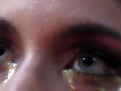 la donna diffonde la sua vagina al 3girls foot darte di fronte al pubblico