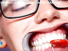 2 girls probe each others mouth