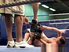 पेशी महिला कुश्ती में एक बॉक्सिंग रिंग