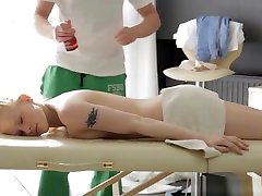 sexo en una mesa de masaje plegable