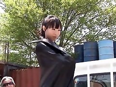 फिट जापानी लड़की flexes और बंद से पता चलता है उसकी ताकत सड़क पर