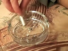 老妓女的游乐设施的年轻的鸡鸡