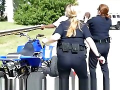 公鸡疯狂的摩洛伊斯兰解放阵线警察利用逮捕的暴徒