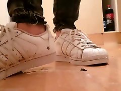 stepping & spitting en zapatillas adidas blancas y botas doradas