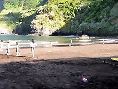 coppia dilettante che gioca alla spiaggia-isola di madeira - seixal