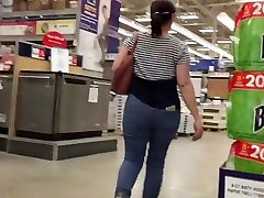 Nice Hips and Ass MILF Walking