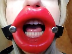 Zooming in red lips doll xxxhd salepa momo bata saxce gag for dildo-blowjob.