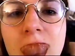 bezwstydna dziewczyna w okularach daje sex oralny 3 - spuszczanie na twarz