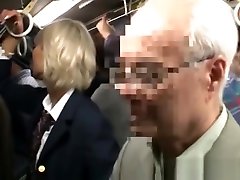 una japonesa rubia aika a tientas en un autobús público y abusada en un baño público