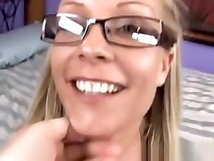vidéos de sexe adulte belle blonde obtient jizz sur ses lunettes par sexxtalk.com