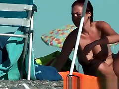 برهنه در ساحل, دختران برهنه, ویدئو