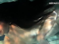 polcharova kippt und genießt unterwasserschwimmen