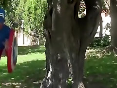 Un super heros versus deux vieilles putes