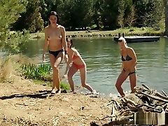 Gorgeous Cortney fce farting outside with her lovers kissing
