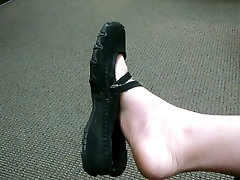 Public Shoe Play at the Doctors Office in hombres orinando delante de mujeres Flats Sandals Sexy Feet
