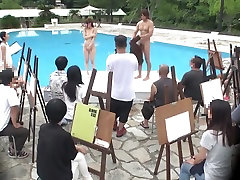 日本的女人得到的钱从裸体模型