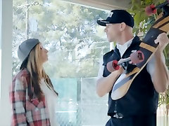 une jolie nana ado à skateboarder qui grince sur une grosse bite