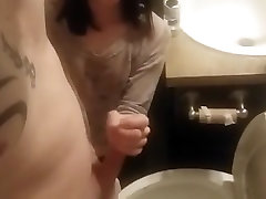 Hand bbg fucks bbw in toilet