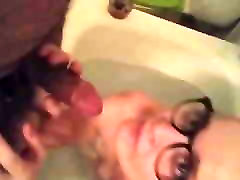 chienne یک lunette اماتور سازمان ملل متحد ریزه اندام نیش dans son bain