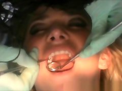 девушка у стоматолога