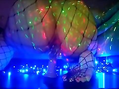 सेक्सी बड़े गधे के साथ एकल लड़की क्रिसमस की रात को dildo सवारी