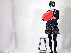 donna sorpresa con palloncini rotti