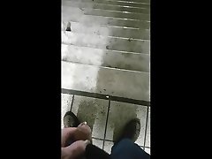 pissing नीचे सीढ़ी