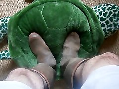 stomp bbworges vs boy with boots piã©tiner une tortue avec bottes