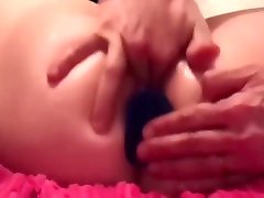 metti quel giocattolo da nove pollici nel mio culo da milf e fammi cavalcare quel cazzo