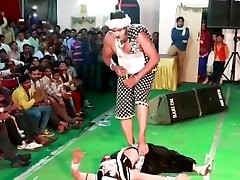 dama india pisoteando al hombre en la danza en público