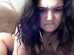 WEBCAM GIRL MAGGIE RIDING, SUCKING, AND FUCKING WHILE WATCHING PORN