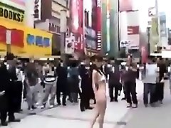 Walking semi-nude in gece yaayan kadn dilber ay Streets