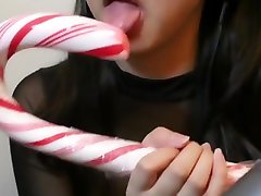 ASMR亚洲女孩感官舔巨大的糖果手杖